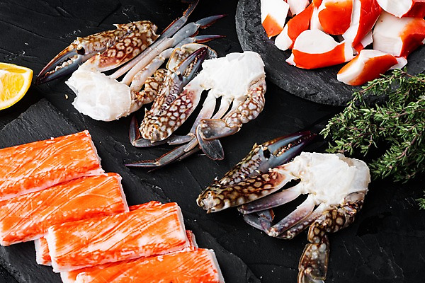 포토 JPG 해외이미지 검은배경 실내 근접촬영 사람없음 꽃게 해산물 반쪽 슬라이스 게다리 돌판 맛살 해외포토 음식 뷰포인트 백그라운드 내부 검은색 게 돌_바위 파일형식