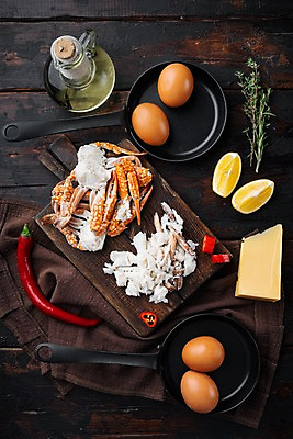 포토 JPG 해외이미지 검은배경 실내 사람없음 계란 꽃게 프라이팬 올리브오일 레몬 해산물 반쪽 슬라이스 홍고추 게다리 게살 나무도마 해외포토 음식 백그라운드 과일 고추 주방용품 도마 내부 목재 알 검은색 게 기름_음식 파일형식