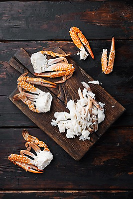 포토 JPG 해외이미지 실내 사람없음 꽃게 해산물 반쪽 슬라이스 게다리 게살 나무도마 나무배경 해외포토 음식 백그라운드 도마 내부 목재 게 파일형식