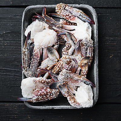 포토 JPG 해외이미지 검은배경 쟁반 실내 근접촬영 사람없음 냉동 꽃게 해산물 담기 반쪽 날것 슬라이스 게다리 얼림 해외포토 뷰포인트 백그라운드 컨셉 모션 내부 검은색 게 파일형식