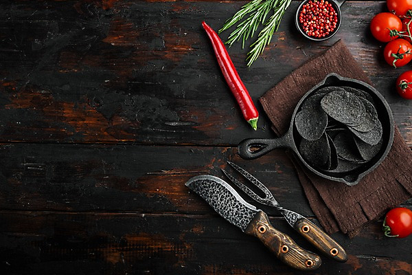 포토 JPG 해외이미지 포크 고추 실내 사람없음 하이앵글 프라이팬 후추 식칼 로즈메리 감자칩 나무탁자 카피스페이스 해외포토 식기 뷰포인트 채소 탁자 주방용품 내부 과자 공백 칩_음식 허브 향신료 파일형식