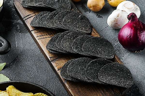 포토 JPG 해외이미지 회색배경 감자 실내 사람없음 양송이 감자칩 나무도마 적양파 해외포토 백그라운드 채소 양파 도마 내부 목재 과자 버섯 회색 칩_음식 파일형식