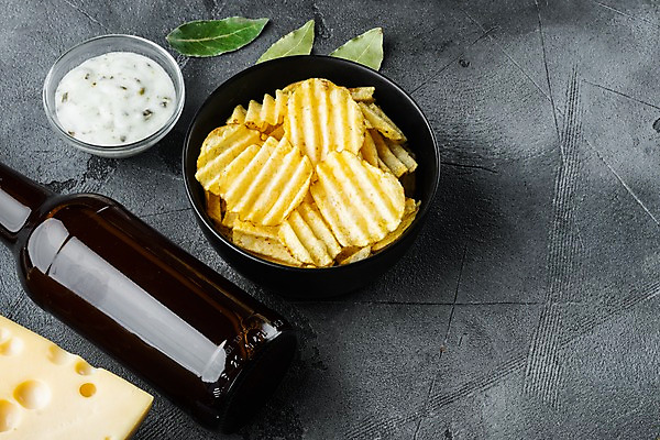 포토 JPG 해외이미지 그릇 회색배경 치즈 맥주 실내 사람없음 맥주병 감자칩 월계수 해외포토 식기 백그라운드 술병 유제품 주류 내부 과자 회색 칩_음식 파일형식