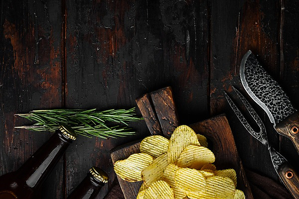 포토 JPG 해외이미지 포크 맥주 실내 사람없음 하이앵글 맥주병 식칼 로즈메리 감자칩 나무도마 나무탁자 카피스페이스 해외포토 식기 뷰포인트 탁자 주방용품 술병 도마 주류 내부 목재 과자 공백 칩_음식 허브 파일형식