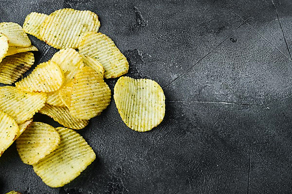 포토 JPG 해외이미지 회색배경 실내 사람없음 하이앵글 감자칩 카피스페이스 해외포토 뷰포인트 백그라운드 내부 과자 공백 회색 칩_음식 파일형식