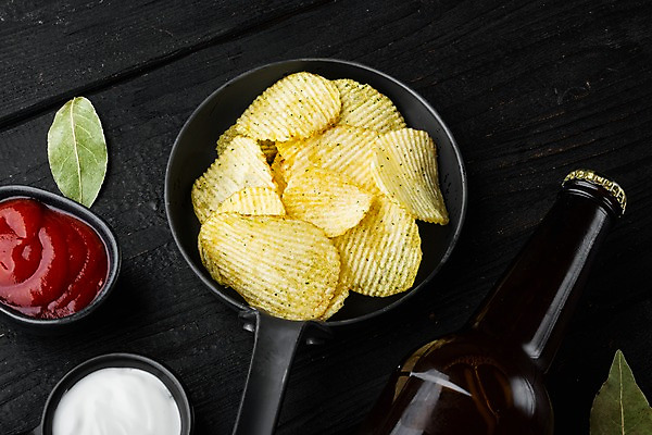 포토 JPG 해외이미지 그릇 검은배경 맥주 사람없음 프라이팬 케첩 맥주병 감자칩 월계수 해외포토 식기 백그라운드 주방용품 술병 주류 과자 검은색 소스_음식 칩_음식 파일형식