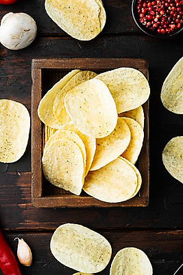 포토 JPG 해외이미지 그릇 실내 마늘 사람없음 하이앵글 나무상자 양송이 후추 감자칩 나무탁자 해외포토 식기 뷰포인트 채소 탁자 내부 상자 과자 버섯 칩_음식 향신료 파일형식