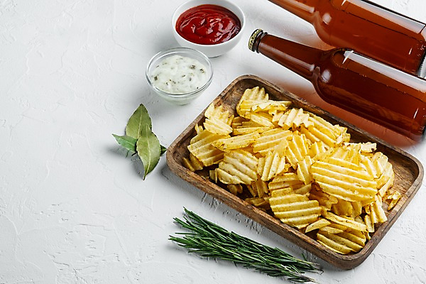 포토 JPG 해외이미지 그릇 맥주 실내 사람없음 흰배경 맥주병 로즈메리 감자칩 나무쟁반 월계수 해외포토 식기 백그라운드 술병 주류 쟁반 내부 목재 과자 흰색 칩_음식 허브 파일형식