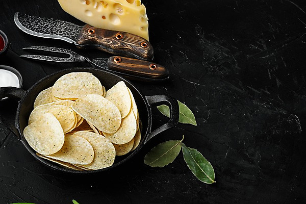 포토 JPG 해외이미지 포크 검은배경 치즈 사람없음 냄비 식칼 감자칩 월계수 카피스페이스 해외포토 식기 백그라운드 주방용품 유제품 과자 검은색 공백 칩_음식 솥 파일형식