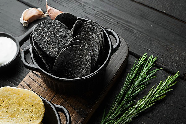 포토 JPG 해외이미지 그릇 회색배경 실내 마늘 사람없음 냄비 로즈메리 감자칩 나무도마 해외포토 식기 백그라운드 채소 도마 내부 목재 과자 회색 칩_음식 솥 허브 파일형식