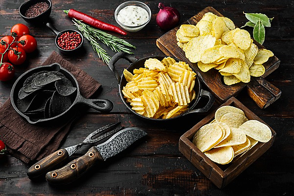 포토 JPG 해외이미지 그릇 포크 방울토마토 고추 실내 사람없음 프라이팬 냄비 나무상자 소금 후추 식칼 로즈메리 감자칩 나무도마 나무탁자 월계수 적양파 해외포토 식기 토마토 채소 탁자 주방용품 양파 도마 내부 목재 상자 과자 칩_음식 솥 허브 향신료 파일형식