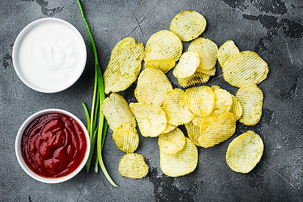 포토 JPG 해외이미지 그릇 회색배경 실내 사람없음 하이앵글 케첩 감자칩 해외포토 식기 뷰포인트 백그라운드 내부 과자 회색 소스_음식 칩_음식 파일형식