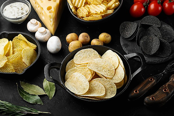 포토 JPG 해외이미지 그릇 방울토마토 검은배경 치즈 감자 사람없음 프라이팬 냄비 양송이 로즈메리 감자칩 월계수 돌접시 해외포토 식기 접시 백그라운드 토마토 채소 주방용품 유제품 과자 검은색 버섯 칩_음식 솥 허브 파일형식