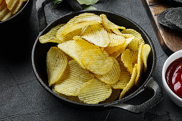 포토 JPG 해외이미지 그릇 검은배경 사람없음 냄비 케첩 감자칩 나무도마 월계수 해외포토 식기 백그라운드 도마 목재 과자 검은색 소스_음식 칩_음식 솥 파일형식