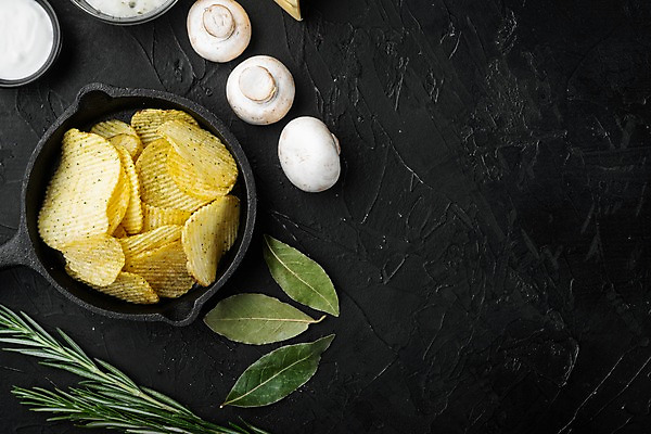 포토 JPG 해외이미지 그릇 검은배경 사람없음 하이앵글 프라이팬 소스 양송이 로즈메리 감자칩 월계수 카피스페이스 해외포토 식기 뷰포인트 백그라운드 주방용품 과자 검은색 버섯 공백 양념 칩_음식 허브 파일형식