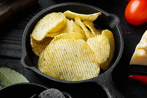 포토 JPG 해외이미지 방울토마토 검은배경 치즈 사람없음 프라이팬 감자칩 해외포토 백그라운드 토마토 주방용품 유제품 과자 검은색 칩_음식 파일형식