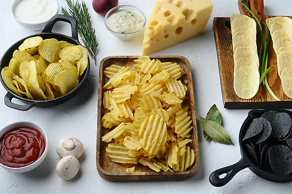 포토 JPG 해외이미지 그릇 치즈 실내 사람없음 프라이팬 냄비 케첩 흰배경 양송이 파 로즈메리 감자칩 나무도마 나무쟁반 해외포토 식기 백그라운드 채소 주방용품 유제품 도마 쟁반 내부 목재 과자 버섯 흰색 소스_음식 칩_음식 솥 허브 파일형식