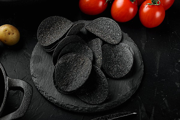 포토 JPG 해외이미지 방울토마토 검은배경 감자 사람없음 감자칩 돌접시 해외포토 접시 백그라운드 토마토 채소 과자 검은색 칩_음식 파일형식