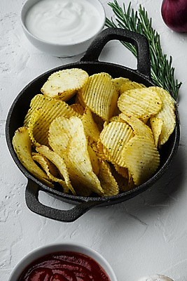 포토 JPG 해외이미지 그릇 실내 사람없음 소스 냄비 케첩 흰배경 로즈메리 감자칩 해외포토 식기 백그라운드 내부 과자 흰색 양념 소스_음식 칩_음식 솥 허브 파일형식