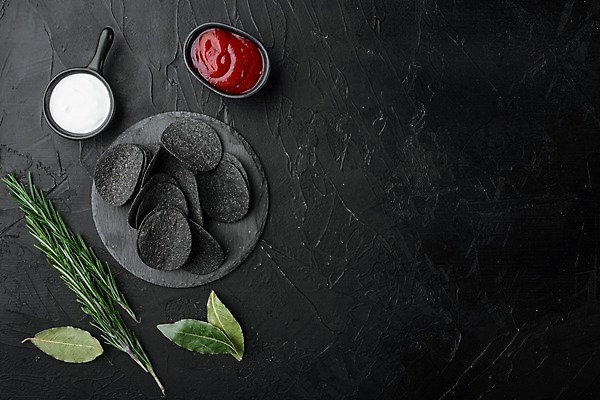 포토 JPG 해외이미지 그릇 검은배경 사람없음 하이앵글 케첩 로즈메리 감자칩 월계수 카피스페이스 돌접시 해외포토 식기 접시 뷰포인트 백그라운드 과자 검은색 공백 소스_음식 칩_음식 허브 파일형식