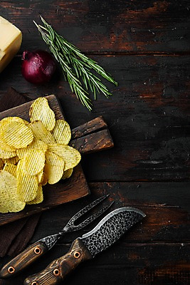 포토 JPG 해외이미지 포크 치즈 실내 사람없음 하이앵글 식칼 로즈메리 감자칩 나무도마 나무탁자 적양파 카피스페이스 해외포토 식기 뷰포인트 탁자 주방용품 양파 유제품 도마 내부 목재 과자 공백 칩_음식 허브 파일형식