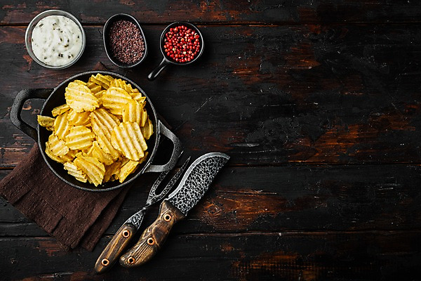 포토 JPG 해외이미지 그릇 포크 실내 사람없음 하이앵글 냄비 소금 후추 식칼 감자칩 나무탁자 카피스페이스 해외포토 식기 뷰포인트 탁자 주방용품 내부 과자 공백 칩_음식 솥 향신료 파일형식