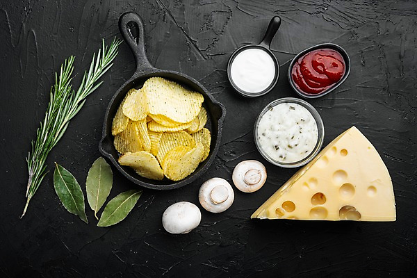 포토 JPG 해외이미지 그릇 검은배경 치즈 사람없음 하이앵글 프라이팬 소스 케첩 로즈메리 감자칩 월계수 해외포토 식기 뷰포인트 백그라운드 주방용품 유제품 과자 검은색 양념 소스_음식 칩_음식 허브 파일형식