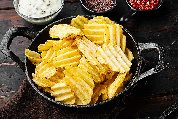 포토 JPG 해외이미지 그릇 실내 사람없음 냄비 소금 후추 감자칩 나무탁자 해외포토 식기 탁자 내부 과자 칩_음식 솥 향신료 파일형식