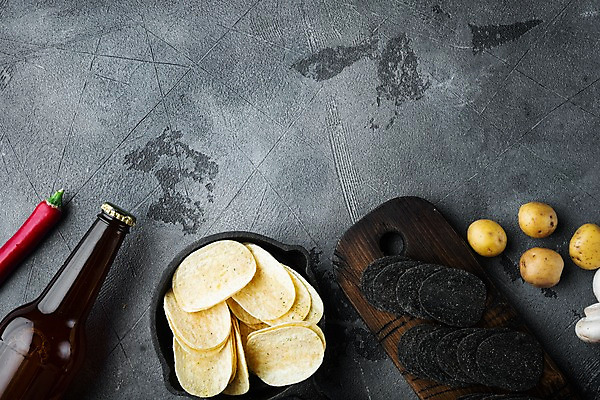 포토 JPG 해외이미지 회색배경 실내 사람없음 감자칩 해외포토 백그라운드 내부 과자 회색 칩_음식 파일형식