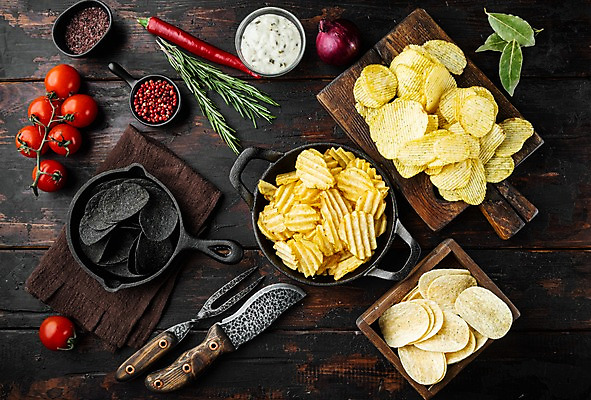 포토 JPG 해외이미지 방울토마토 고추 실내 사람없음 하이앵글 프라이팬 냄비 나무상자 소금 후추 로즈메리 감자칩 나무도마 나무탁자 월계수 플랫레이 해외포토 뷰포인트 토마토 채소 탁자 주방용품 도마 내부 목재 상자 과자 플랫 칩_음식 솥 허브 향신료 파일형식