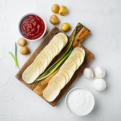 포토 JPG 해외이미지 그릇 감자 실내 사람없음 하이앵글 케첩 흰배경 양송이 파 감자칩 나무도마 해외포토 식기 뷰포인트 백그라운드 채소 도마 내부 목재 과자 버섯 흰색 소스_음식 칩_음식 파일형식