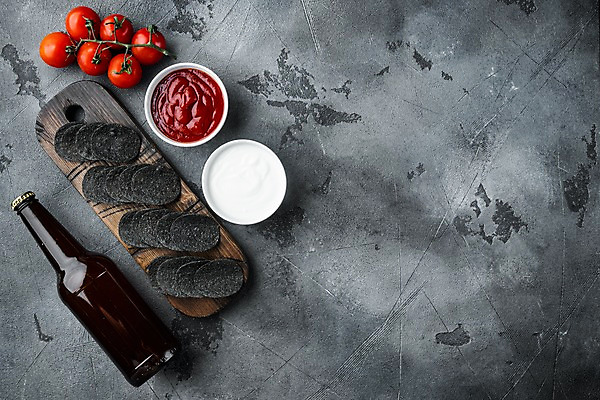 포토 JPG 해외이미지 그릇 방울토마토 회색배경 맥주 실내 사람없음 하이앵글 케첩 맥주병 감자칩 나무도마 카피스페이스 해외포토 식기 뷰포인트 백그라운드 토마토 술병 도마 주류 내부 목재 과자 공백 회색 소스_음식 칩_음식 파일형식