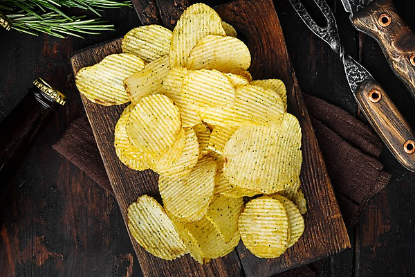 포토 JPG 해외이미지 포크 실내 사람없음 하이앵글 맥주병 로즈메리 감자칩 나무도마 나무탁자 해외포토 식기 뷰포인트 탁자 술병 도마 맥주 내부 목재 과자 칩_음식 허브 파일형식