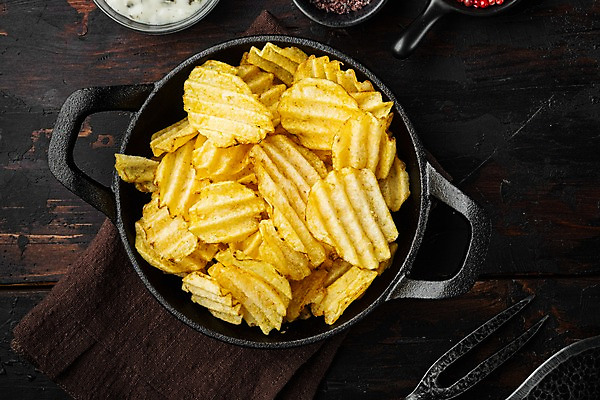 포토 JPG 해외이미지 그릇 포크 실내 사람없음 하이앵글 나이프 냄비 소금 후추 감자칩 나무탁자 해외포토 식기 뷰포인트 탁자 내부 과자 칼 칩_음식 솥 향신료 파일형식