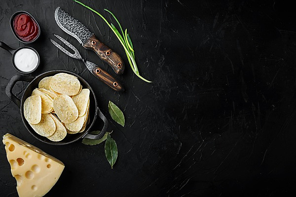 포토 JPG 해외이미지 그릇 포크 검은배경 치즈 사람없음 하이앵글 나이프 냄비 케첩 파 감자칩 월계수 카피스페이스 해외포토 식기 뷰포인트 백그라운드 채소 유제품 과자 검은색 공백 소스_음식 칼 칩_음식 솥 파일형식