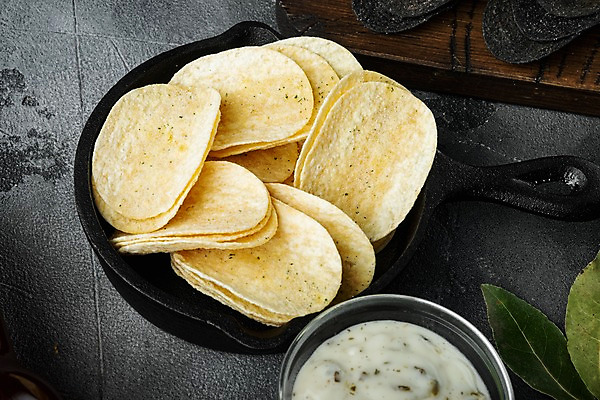 포토 JPG 해외이미지 그릇 회색배경 실내 사람없음 프라이팬 감자칩 나무도마 월계수 해외포토 식기 백그라운드 주방용품 도마 내부 목재 과자 회색 칩_음식 파일형식