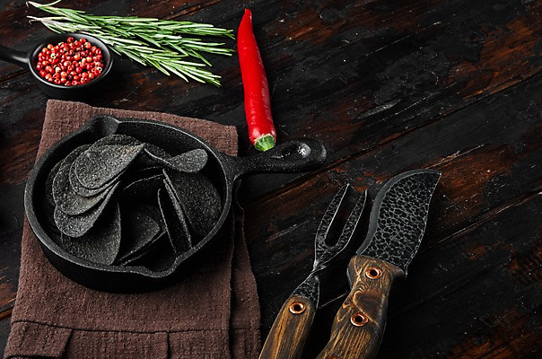 포토 JPG 해외이미지 그릇 포크 고추 실내 사람없음 프라이팬 후추 식칼 로즈메리 감자칩 나무탁자 해외포토 식기 채소 탁자 주방용품 내부 과자 칩_음식 허브 향신료 파일형식