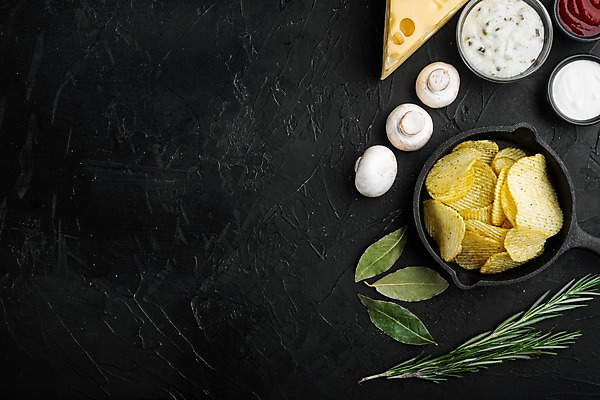 포토 JPG 해외이미지 그릇 검은배경 치즈 사람없음 하이앵글 프라이팬 케첩 양송이 로즈메리 감자칩 월계수 카피스페이스 해외포토 식기 뷰포인트 백그라운드 주방용품 유제품 과자 검은색 버섯 공백 소스_음식 칩_음식 허브 파일형식