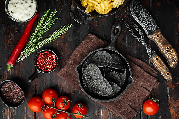 포토 JPG 해외이미지 그릇 포크 방울토마토 고추 실내 사람없음 하이앵글 프라이팬 냄비 소금 후추 식칼 로즈메리 감자칩 나무탁자 해외포토 식기 뷰포인트 토마토 채소 탁자 주방용품 내부 과자 칩_음식 솥 허브 향신료 파일형식
