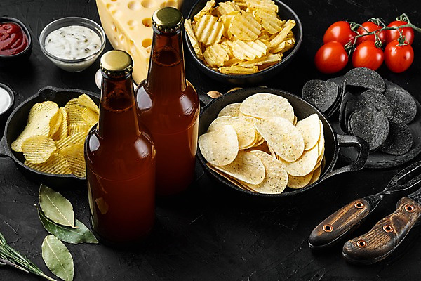 포토 JPG 해외이미지 그릇 포크 방울토마토 검은배경 치즈 맥주 사람없음 프라이팬 냄비 케첩 맥주병 감자칩 월계수 돌접시 해외포토 식기 접시 백그라운드 토마토 주방용품 술병 유제품 주류 과자 검은색 소스_음식 칩_음식 솥 파일형식