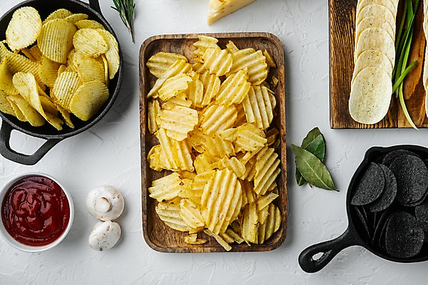 포토 JPG 해외이미지 그릇 치즈 실내 사람없음 하이앵글 프라이팬 냄비 케첩 흰배경 양송이 파 로즈메리 감자칩 나무도마 월계수 해외포토 식기 뷰포인트 백그라운드 채소 주방용품 유제품 도마 내부 목재 과자 버섯 흰색 소스_음식 칩_음식 솥 허브 파일형식