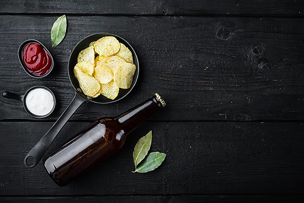 포토 JPG 해외이미지 그릇 검은배경 맥주 사람없음 하이앵글 프라이팬 케첩 맥주병 감자칩 월계수 카피스페이스 해외포토 식기 뷰포인트 백그라운드 주방용품 술병 주류 과자 검은색 공백 소스_음식 칩_음식 파일형식