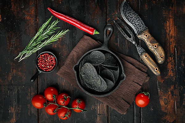 포토 JPG 해외이미지 그릇 포크 방울토마토 고추 실내 사람없음 하이앵글 프라이팬 천 후추 식칼 로즈메리 감자칩 나무탁자 해외포토 식기 뷰포인트 토마토 채소 탁자 주방용품 내부 과자 직물 칩_음식 허브 향신료 파일형식