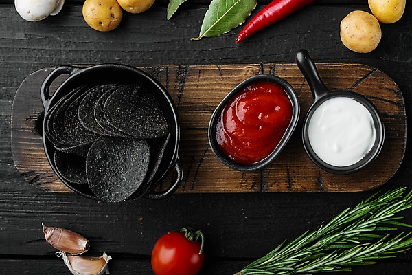 포토 JPG 해외이미지 그릇 방울토마토 고추 검은배경 감자 사람없음 하이앵글 냄비 케첩 양송이 로즈메리 감자칩 월계수 해외포토 식기 뷰포인트 백그라운드 토마토 채소 과자 검은색 버섯 소스_음식 칩_음식 솥 허브 파일형식