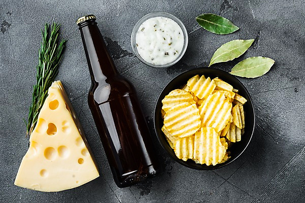 포토 JPG 해외이미지 그릇 회색배경 치즈 맥주 실내 사람없음 하이앵글 맥주병 로즈메리 감자칩 월계수 해외포토 식기 뷰포인트 백그라운드 술병 유제품 주류 내부 과자 회색 칩_음식 허브 파일형식