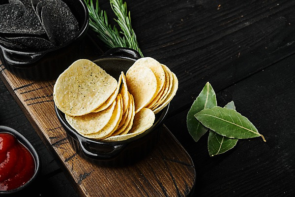 포토 JPG 해외이미지 그릇 검은배경 사람없음 냄비 케첩 로즈메리 감자칩 나무도마 월계수 해외포토 식기 백그라운드 도마 목재 과자 검은색 소스_음식 칩_음식 솥 허브 파일형식