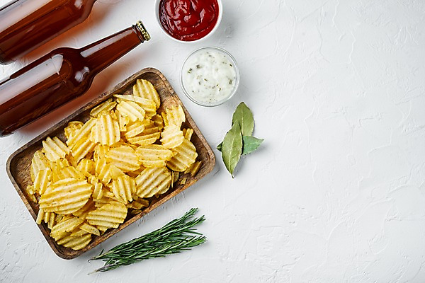 포토 JPG 해외이미지 그릇 맥주 실내 사람없음 하이앵글 케첩 흰배경 맥주병 로즈메리 감자칩 나무쟁반 월계수 카피스페이스 해외포토 식기 뷰포인트 백그라운드 술병 주류 쟁반 내부 목재 과자 공백 흰색 소스_음식 칩_음식 허브 파일형식