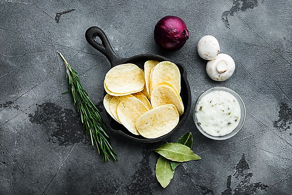 포토 JPG 해외이미지 그릇 회색배경 실내 사람없음 하이앵글 프라이팬 로즈메리 감자칩 월계수 적양파 해외포토 식기 뷰포인트 백그라운드 주방용품 양파 내부 과자 회색 칩_음식 허브 파일형식