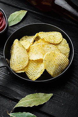 포토 JPG 해외이미지 그릇 검은배경 사람없음 프라이팬 케첩 감자칩 월계수 해외포토 식기 백그라운드 주방용품 과자 검은색 소스_음식 칩_음식 파일형식