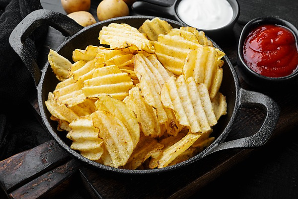 포토 JPG 해외이미지 그릇 검은배경 감자 사람없음 냄비 케첩 감자칩 나무도마 해외포토 식기 백그라운드 채소 도마 목재 과자 검은색 소스_음식 칩_음식 솥 파일형식